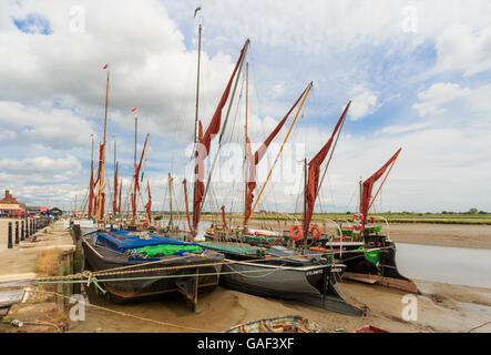 Vertäut Themse Segeln Schiffe bei Ebbe am Fluß Chelmer, bei Hythe Kai Maldon, Essex, England, UK. Stockfoto