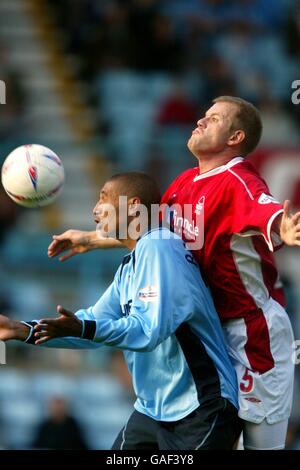 Jay Bothroyd von Coventry City und Jon Olav Hjelde von Nottingham Forest Clash, wie sie beide gehen für einen mittleren Luftball Stockfoto