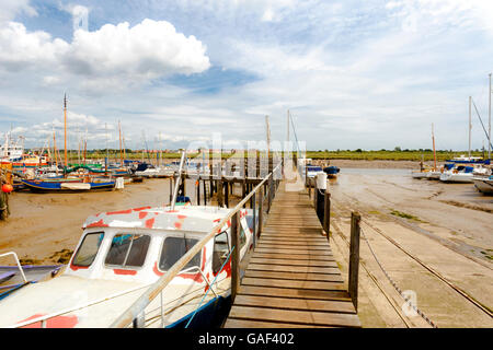 Marooned Segelboote und Yachten erhöhte sich auf Sand und sandigen Schlamm am Fluß Chelmer, Maldon, Essex, England, Vereinigtes Königreich. Stockfoto