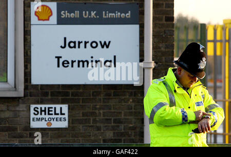 Ein Polizist schaut auf seine Uhr im Jarrow-Treibstoffdepot, wo eine erwartete riesige Blockade von Lastwagen und Traktoren Demonstranten nicht anziehen konnte. Stockfoto