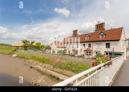 Pub mit Blick auf die Gezeiten-Fluß Chelmer, Maldon, Essex, England, Großbritannien, Vereinigtes Königreich. Stockfoto