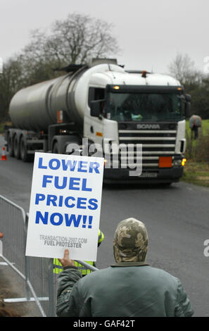 Eine Handvoll von Kraftstoffprotesten der Transaktion 2007 demonstrieren vor der Ölraffinerie Fawley in der Nähe von Southampton, wo eine erwartete Blockade von Lastwagen und Traktoren Demonstranten nicht anziehen konnte. Stockfoto