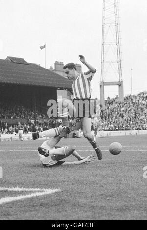 (L-R) Chelsea-Torwart Peter Bonetti rettet zu Füßen von Bill Russell von Sheffield United Stockfoto