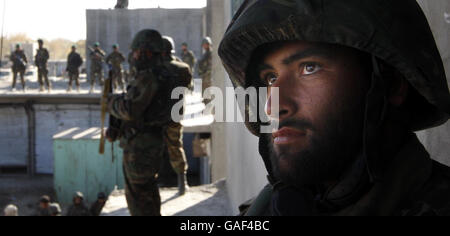 Soldaten der afghanischen Nationalarmee stehen in der Stadt Musa QA'la in Afghanistan unter Wache. Stockfoto