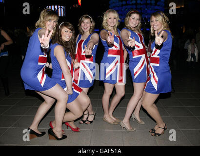 Spice Girls Fans (L-R) Jen, 19 Jahre, Jade, 19 Jahre, Pippa, Holly, 20, 20, Kat, 19 und Kerry, 19, alle Studenten der Queen Mary University in London, beim Spice Girls Konzert in der O2 Arena in Greenwich, London. Bilddatum: Samstag, 15. Dezember 2007. Stockfoto