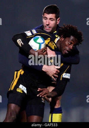 Rugby Union - Heineken Cup - Pool 5 - Runde 4 - London Wasps gegen ASM Clermont Auvergne - Adams Park. Wesps-Spieler Paul Sackey wird während des Heineken Cup-Spiels im Adams Park, High Wycombe, von Julien Malzieu von Clermont angegangen. Stockfoto