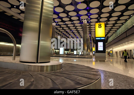 Generisches Bild der Gepäckausgabe im neuen Terminal 5 am Flughafen Heathrow vor seiner Eröffnung im März 2008. PRESSEVERBAND Foto.Bildtermin: Montag, 17. Dezember 2007. Bildnachweis sollte lauten: Steve Parsons/PA Wire Stockfoto