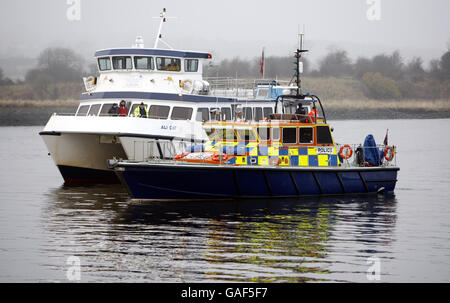 Die Szene auf dem Fluss Clyde in Clydebank, wo heute eine große Suche wieder aufgenommen wurde, nachdem das Schlepper im schweren Nebel gekentert war. Stockfoto