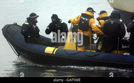 Die Szene auf dem Fluss Clyde in Clydebank, wo heute eine große Suche wieder aufgenommen wurde, nachdem das Schlepper im schweren Nebel gekentert war. Stockfoto