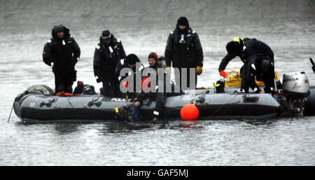 Die Szene auf dem Fluss Clyde in Clydebank, wo heute eine große Suche wieder aufgenommen wurde, nachdem das Schlepper im schweren Nebel gekentert war. Stockfoto