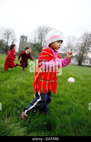 Bild eines jungen Mädchens in traditioneller Kleidung, das im Rahmen eines UN-Resettlement-Programms am Dienstag, dem 18. Dezember 2007, Mitglied der birmanischen Flüchtlingsgemeinschaft im Landkreis Mayo ist. Stockfoto