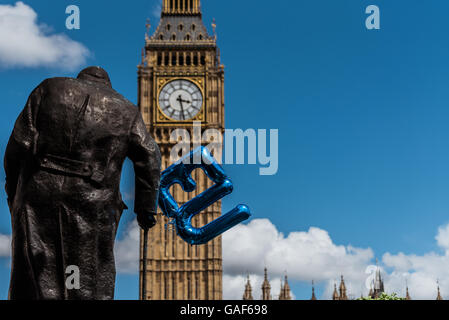 Die Winston Churchill-Statue in Westminster, London, auf dem Marsch für Europa 2. Juli 2016 Stockfoto