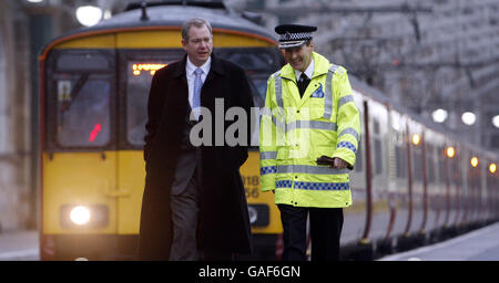 Der Eisenbahnminister Tom Harris und der leitende Beamte der britischen Verkehrspolizei, Ian Johnston, am Hauptbahnhof von Glasgow. Stockfoto