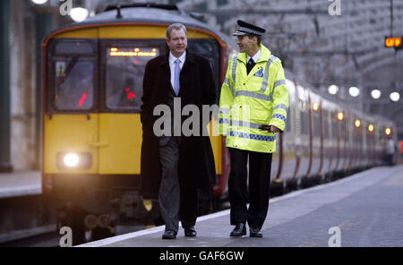 Polizei sucht in Glasgow station Stockfoto