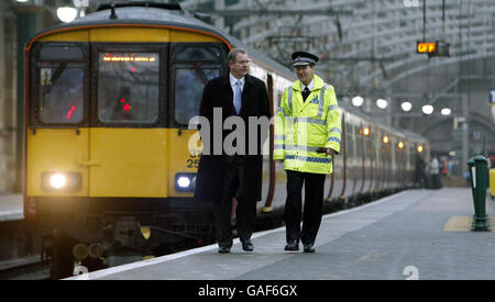 Der Eisenbahnminister Tom Harris und der leitende Beamte der britischen Verkehrspolizei, Ian Johnston, am Hauptbahnhof von Glasgow. Stockfoto
