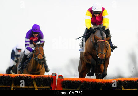 Pferderennen - Newbury Racecourse. Souffleur und Tom O'Brien (rechts) springen als Letzter und gewinnen die Hürde der Ballymore Properties Challow-Anfänger auf der Rennbahn Newbury. Stockfoto