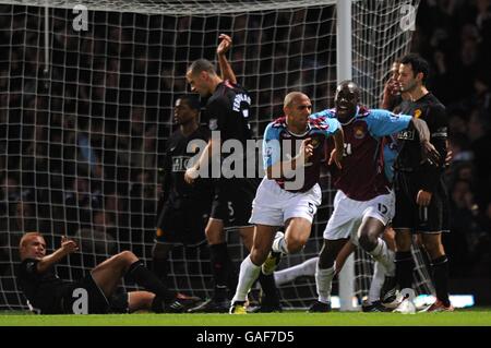 Anton Ferdinand von West Ham United feiert das erste Tor seiner Seiten Tor mit Teamkollegen Carlton Cole als Manchester United Spieler stehen Dejeziert Stockfoto