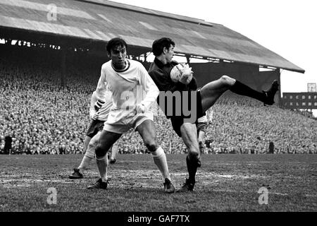 Fußball - FA Cup - Sechste Runde - Birmingham City / Chelsea - St Andrews. Chelsea-Torwart Peter Bonetti (r) rettet unter Druck von den Barry Bridges in Birmingham (l) Stockfoto