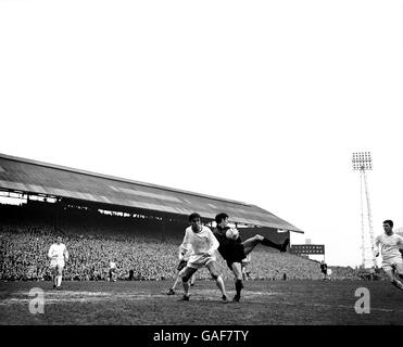 Chelsea-Torwart Peter Bonetti (r) rettet unter Druck aus Birmingham Barry Bridges (l) Stockfoto