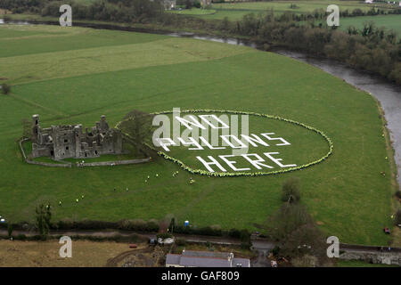 2400 Mitglieder der North East People Against Pylons Campaign, protestieren in einem Ring in der historischen Bective Abbey, Grafschaft Meath. Stockfoto