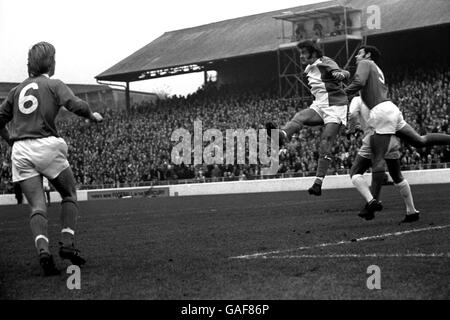 Malcolm Page von Birmingham City (zweite R) Und Roger Hynd (r) springt einen Millwall nach vorne, um zu bekommen Der Ball klar Stockfoto