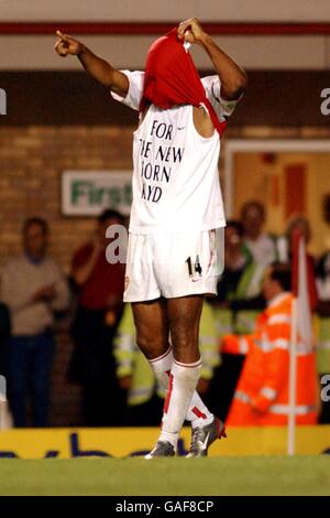 Thierry Henry von Arsenal feiert sein Ziel gegen Manchester City, indem er sein Hemd hebt, um dem neugeborenen Kind Misty Kyd von Sängerin Sharleen Spiteri eine Botschaft zu enthüllen. Stockfoto