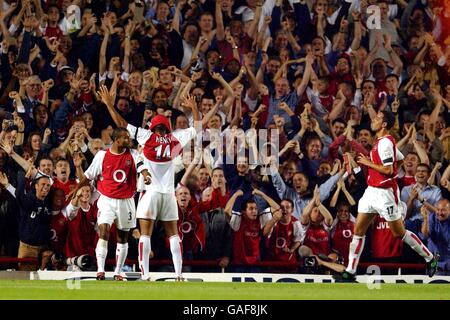 Fußball - FA Barclaycard Premiership - Arsenal gegen Manchester City. Thierry Henry von Arsenal feiert sein Tor gegen Manchester City mit seinen Teamkollegen Asley Cole (l) und edu (r) Stockfoto