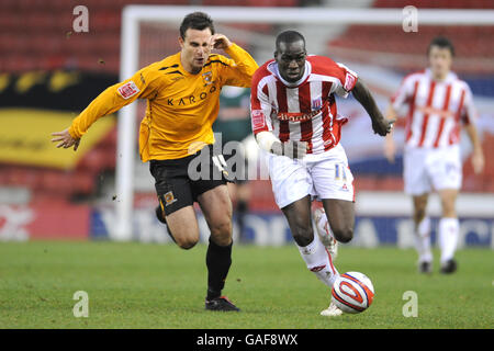 Fußball - Coca-Cola Football League Championship - Stoke City gegen Hull City - Britannia Stadium. Mamady Sidibe von Stoke City und Ricard Garcia von Hull City in Aktion Stockfoto