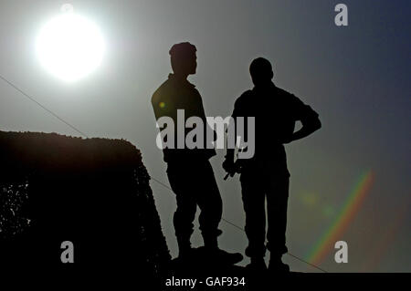 Ein Royal Marine Commando spricht mit einem Soldaten der Nationalen Armee Afghanistans im Lager der Nationalen Armee in der Nähe von Gereshk in Afghanistan. Die afghanische Nationalarmee arbeitet mit Mitgliedern der Royal Navy und Royal Marines Commando Sektion zusammen. Stockfoto