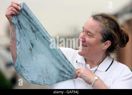 Riesige Unterhosen löschen das Feuer im Haus. Jenny Marsey aus Hartlepool hält ihre 18-20-Höschen, die verwendet wurden, um ein Feuer in ihrem Haus zu stoppen. Stockfoto