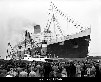 Genau um zwei Uhr fuhr die 83,000 Tonnen schwere Cunard-White Star Liner 'Queen Elizabeth' von ihren Anlegeplätzen in Southampton ab und rutschte langsam aus ihrem Liegeplatz, um ihre Jungfernfahrt nach New York zu beginnen. Stockfoto