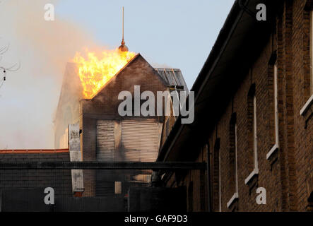 Flammen auf dem Dach des Royal Marsden Hospital im Zentrum von London, als ein Brand durch die Dachbereiche des berühmten Gebäudes fegte. Stockfoto