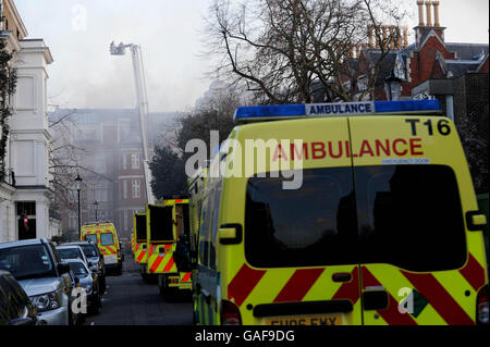 Ein Patient wird nach dem Brand evakuiert Das Royal Marsden Hospital im Zentrum von London Stockfoto