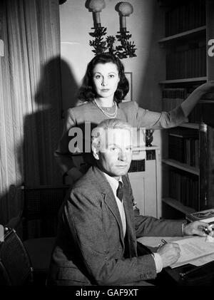 UK Entertainment - Film - Laurence Olivier und Vivien Leigh - London - 1947. Der britische Schauspieler Laurence Olivier mit seiner Frau, der Schauspielerin Vivien Leigh, in ihrem Londoner Zuhause. Stockfoto