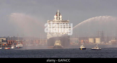 Das neue Kreuzfahrtschiff Cunard die Queen Victoria kommt in Southampton Docks an, nachdem sie in Venedig, Italien gebaut wurde. Stockfoto