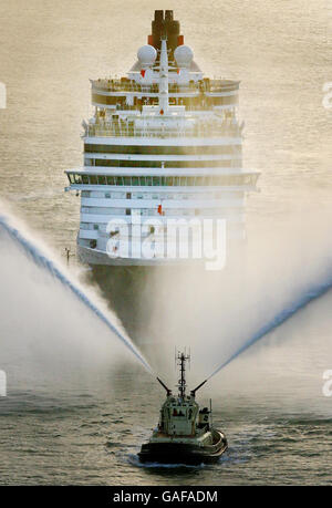 Das neue Kreuzfahrtschiff Cunard die Queen Victoria kommt in Southampton Docks an, nachdem sie in Venedig, Italien gebaut wurde. Stockfoto