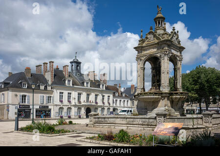 Frankreich, Eure-et-Loir, Chateaudun, Main Square, Hôtel de Ville & Brunnen Stockfoto