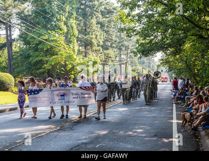 DUNWOODY, GEORGIA - 4. Juli 2016: Teilnehmer und Zuschauer in den jährlichen Dunwoody, Georgia 4. Juli Parade zieht Stockfoto