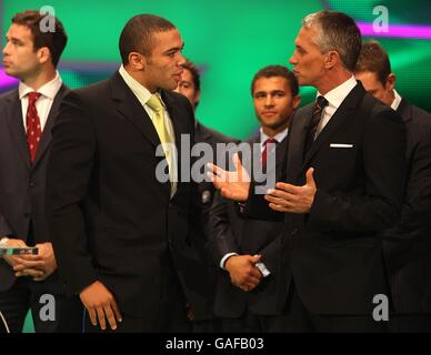 Gary Lineker spricht mit Bryan Habana während der BBC Sports Personality of the Year 2007 Awards im NEC in Birmingham. Stockfoto