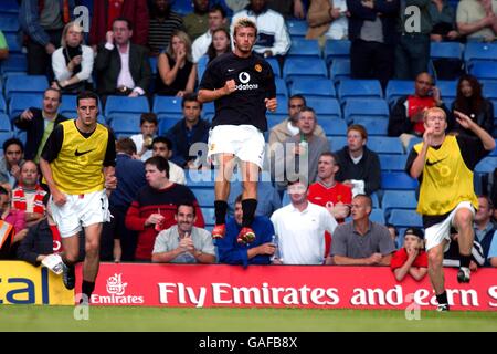 (L-R) John O'Shea, David Beckham und Paul Scholes von Manchester United wärmen sich vor dem Spiel auf Stockfoto