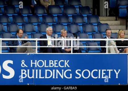 Umpire Dickie Bird im Ruhestand und der ehemalige Premierminister John Major Sehen Sie sich das Spiel von der Tribüne aus an Stockfoto