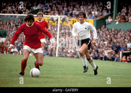 (L-R) Willie Morgan von Manchester United wird von Derby County verfolgt Ron Webster Stockfoto