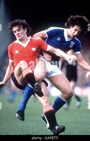 (L-R) Kevin Moran von Manchester United greift Paul Mariner von Ipswich Town an Stockfoto