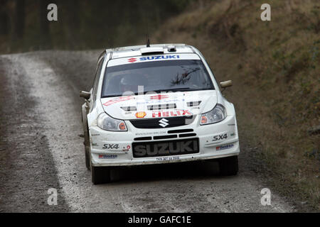 Sebastian Lindholm aus Finnland beim Suzuki World Rally Team Suzuki SX4 WRC bei der Wales Rally GB. Stockfoto