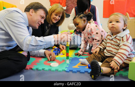 Der Kindersekretär Ed Balls und der Kinderminister Beverly Hughes bei einem Besuch der Cardwell Primary School in Greenwich im Südosten Londons. Stockfoto