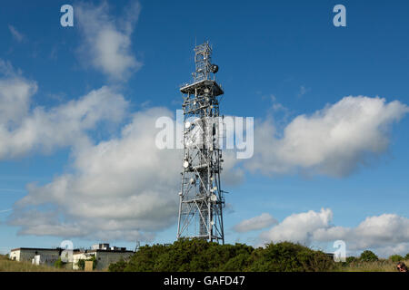 Sendemast auf einem Hügel in Hampshire, England. Hohen Kommunikation Turm Rand voll von Funkgeräten. Stockfoto