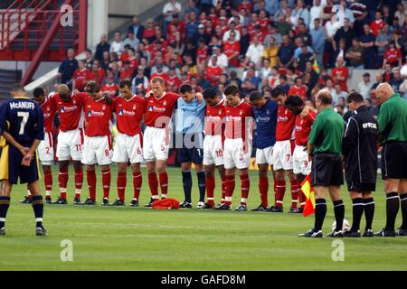 Spieler von beiden Seiten beobachten eine Minuten Stille im Gedächtnis Des ehemaligen Nottingham Forest-Legenden Bob McKinlay Stockfoto
