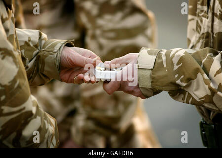 Das 1. Bataillon, die irischen Garde, nach einer sechsmonatigen Dienstreise im Irak, erhält von dem regimentalen Oberst des Bataillons, dem Herzog von Abercorn, an ihrer Heimatbasis Mons Barracks in Aldershot Wahlkampfmedaillen. Stockfoto