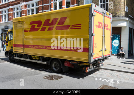 Ein DHL-LKW geparkt in der Nähe von Covent Garden Station in central London, UK Stockfoto
