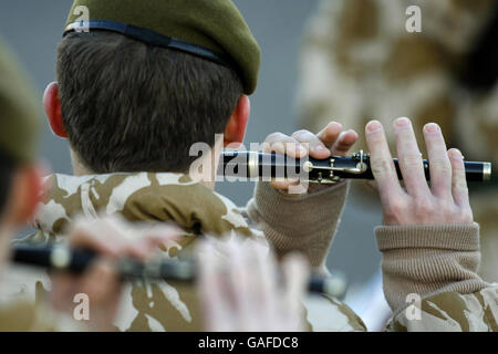 Die Piccolo-Spieler des 1. Bataillons, Irish Guards, sind von einer sechsmonatigen Dienstreise im Irak zurück, an ihrer Heimatbasis Mons Barracks in Aldershot. Stockfoto